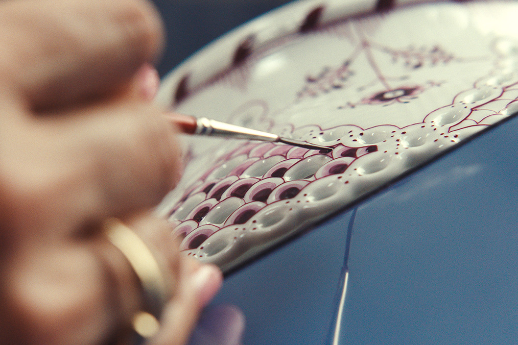 Hand painting a Purpur Fluted Full Lace piece